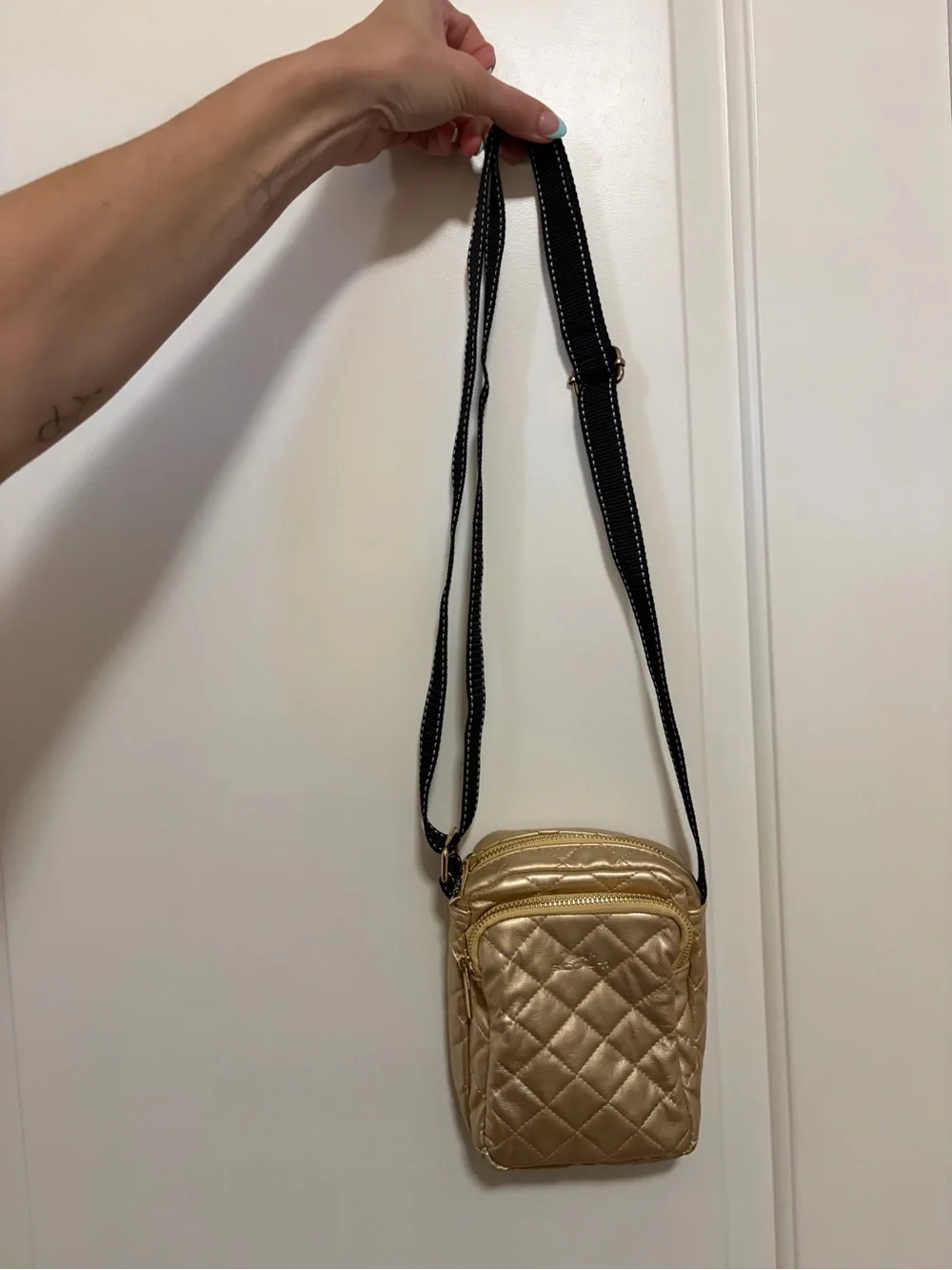 NWOT⚜️🐶SCOUT Quilted Metallic Gold Mini Crossbody Pouch Concert Bag ⚜️🐾
